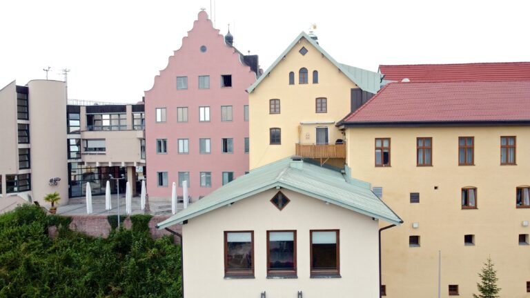 Ansicht des Ensembles neues und altes Rathaus sowie angrenzendem historischen Zieglerbräu von Süden aus gesehen.