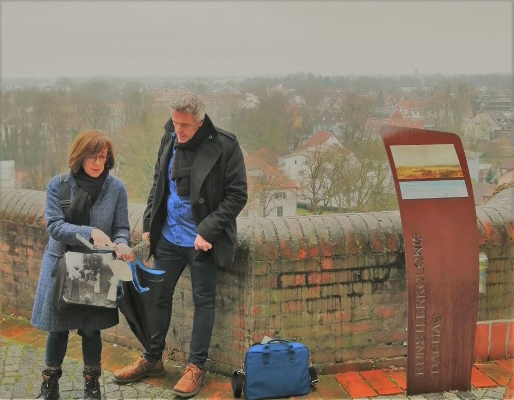 Foto von Alexander Tauscher von Radioreise.de und Dachauer Gästeführerin am Startpunkt des Künstlerwegs Dachau Radioreise zu Gast in Dachau, Foto: Radioreise.de