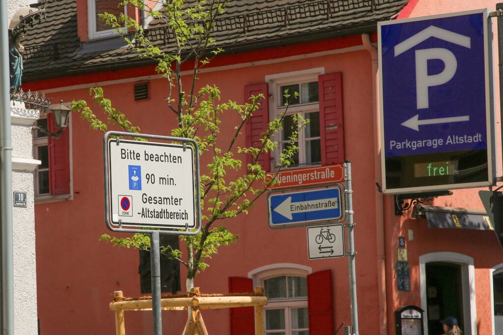 Beschilderung zur Parkeregelung in der Dachauer Altstadt, das Hinweisschild zeigt die benötigte Parkscheibe und die maximale Parkdauer 90 Minuten an.